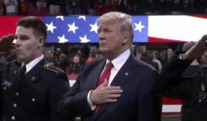 Σάλος με τον Τραμπ που δεν έψαλε τον εθνικό ύμνο των ΗΠΑ