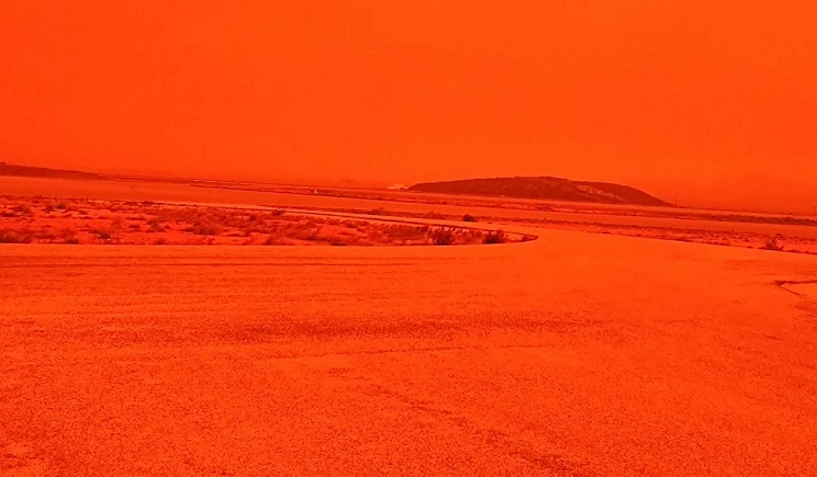 Πάρος: Πνιγηρή ατμόσφαιρα σε ολόκληρο το νησί – Το σκέπασε πορτοκαλί σκόνη