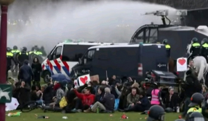 Lockdown - Ολλανδία: Επεισόδια σε διαδηλώσεις κατά της απαγόρευσης κυκλοφορίας - Πάνω από 200 συλλήψεις