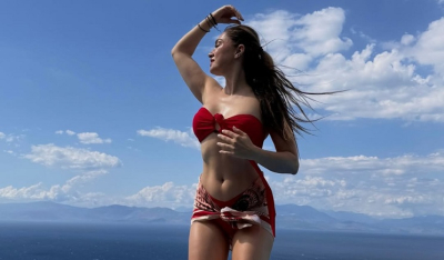 Η Αποστολία Ζώη ποζάρει με κόκκινο μπικίνι - Δείτε φωτογραφίες