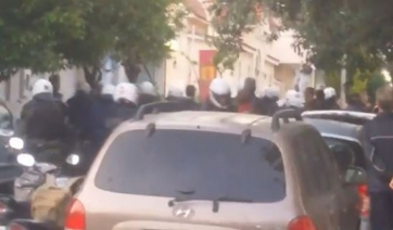 Επεισόδια έξω από εκκλησία στον Κορυδαλλό - Ομάδα 70 ατόμων απαίτησε την περιφορά του Επιτάφιου