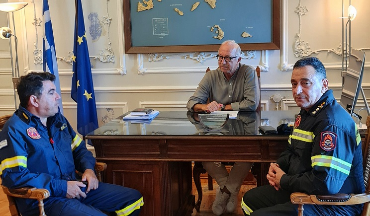 Επίσκεψη εργασίας του Υποστράτηγου του Πυροσβεστικού Σώματος Κωνσταντίνου Ψαρρού στον Χωρικό Αντιπεριφερειάρχη και Υπεύθυνο Πολιτικής Προστασίας Κυκλάδων κ. Γ. Λεονταρίτη