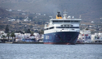 Επιστρέφει με 1.365 επιβάτες στον Πειραιά λόγω βλάβης το Blue Star Naxos