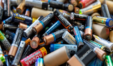 Πρόστιμο 13.000 ευρώ για μπαταρίες στα σκουπίδια