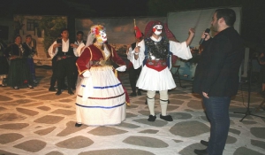 100 χορευτές, μουσικοί, έθιμα, δρώμενα, παραδοσιακός χορός στη Νάουσα         Μακεδονία-Επτάνησα-Κύπρος-Εύβοια και για φινάλε…Πάρος