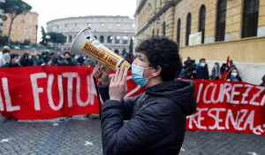 Μαθητές στην Ιταλία κατέβηκαν στον δρόμο και ζητούν το τέλος της τηλεκπαίδευσης