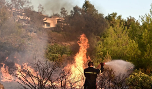 Εκτός ελέγχου η φωτιά στην Αττική: Εκκενώθηκαν Παλαιά και Νέα Πεντέλη, μάχη με τις φλόγες στην Ανατολή στη Νέα Μάκρη