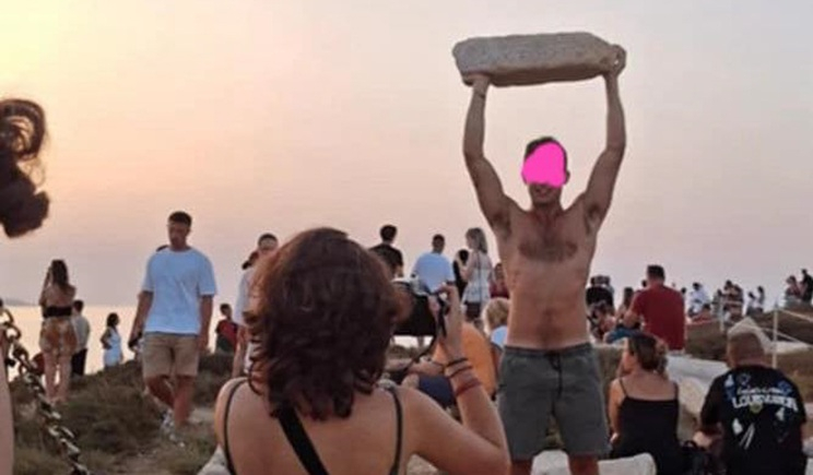 Νάξος - Πορτάρα: Αγανάκτηση για τουρίστες που σηκώνουν μάρμαρα και κάνουν πικ-νικ πάνω στα αρχαία