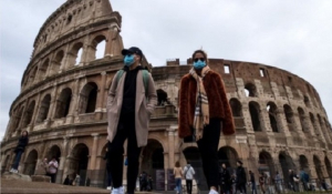 Ιταλία: Aκυρώνουν τις χριστουγεννιάτικες διακοπές 8 εκατ. Ιταλοί – Yποχρεωτική η μάσκα σε ανοικτούς χώρους στη Ρώμη