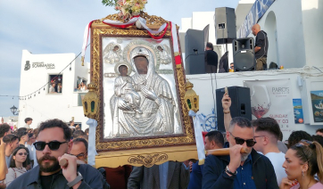 Πάρος – Πάσχα: Δεύτερη Ανάσταση στη Νάουσα με λιτάνευση Ιερών Εικόνων – Οι «μπουρλοτιέρηδες» αναβιώσαν το έθιμο!