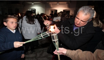 Πάρος: Επετειακή Λαμπαδηφορία (Φώτο + Βίντεο)