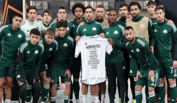 Οι παίκτες του Παναθηναϊκού απέτισαν φόρο τιμής στους επτά οπαδούς του ΠΑΟΚ που σκοτώθηκαν στη Ρουμανία