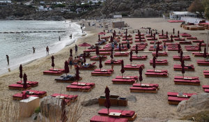 Μύκονος: Η αστυνομία απομάκρυνε ξαπλώστρες και ομπρέλες από τις παραλίες
