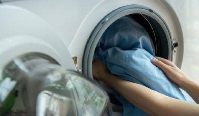 Κορωνοϊός: Πώς απολυμαίνουμε και καθαρίζουμε ρούχα, πετσέτες σεντόνια και ό,τι μπαίνει στο πλυντήριο