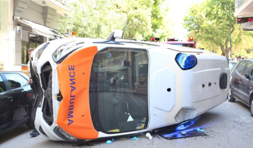 Ανατροπή ασθενοφόρου στο Γουδή (βίντεο &amp; φωτό)