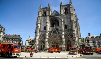 Γαλλία: Μετά την Νοτρ Νταμ, έκαψαν τον καθεδρικό της Ναντ, ένα «γοτθικό διαμάντι»