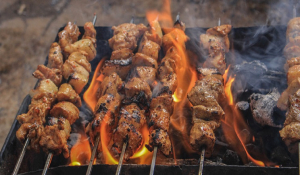 Το ψήσιμο κρέατος είναι τόσο επιβλαβές όσο τα καυσαέρια των αυτοκινήτων στην Αθήνα