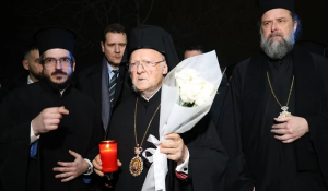 Με δάκρυα στα μάτια ο Βαρθολομαίος έξω από την Τούμπα: «Δυσβάσταχτος ο πόνος»