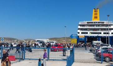 Πάρος: Ζωηρή κίνηση στο λιμάνι – «Απόβαση» στο νησί κάνουν οι εκδρομείς του Πάσχα (Βίντεο)