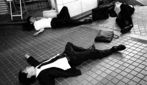 Σοκάρουν οι εικόνες από την Ιαπωνία: Εξαντλημένοι εργαζόμενοι κοιμούνται στο δρόμο με κουστούμια!