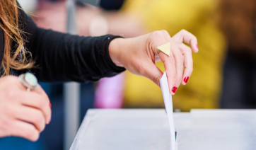 Δημοσκόπηση Real Polls: Πρώτη η ΝΔ με 31,5%, δεύτερο το ΠΑΣΟΚ με 13% και πτώση για την Πλεύση Ελευθερίας