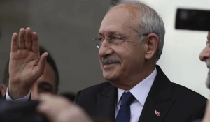 Εκλογές στην Τουρκία: Ο Κιλιτσντάρογλου προσπαθεί πόρτα-πόρτα να «κερδίσει» τις νοικοκυρές ψηφοφόρους