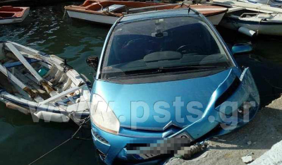 Άνδρος: Πτώση οχήματος στη θάλασσα και ανάσυρση της οδηγού χωρίς τις αισθήσεις της