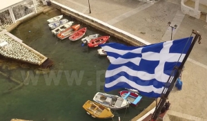 Γιγάντια ελληνική σημαία και πρώτη φορά παρέλαση στην Αλυκή της Πάρου…(Βίντεο)
