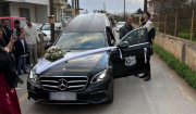 Γαμπρός πήγε στην εκκλησία με… νεκροφόρα στο Ηράκλειο Κρήτης, δείτε βίντεο