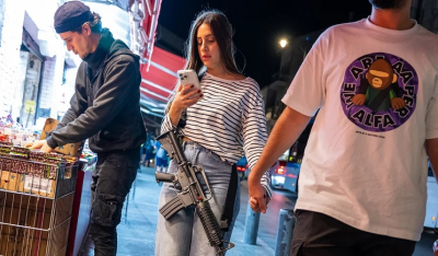Με όπλο αντί για τσάντα νεαρή, σε βραδινή έξοδο στην Ιερουσαλήμ -Ο τρόμος των κατοίκων σε μια φωτό