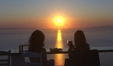 Σίκινος: Το οινοποιείο Μάναλη με το μοναδικό ηλιοβασίλεμα στο Αιγαίο (βίντεο)