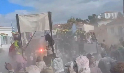 Το Αλευρομουτζούρωμα στο Γαλαξίδι Φωκίδας – Το πιο ξέφρενο έθιμο της Καθαράς Δευτέρας (βίντεο)