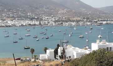 Πάρος: Σαν ζωγραφιά σε φόντο μπλε! Δεκάδες ιστιοφόρα σκάφη στον κόλπο της Παροικίας