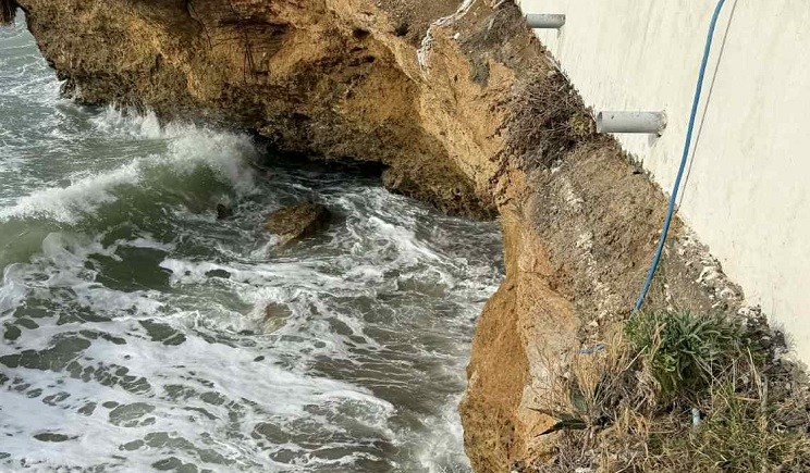 Πάρος: Κατακρήμνιση ακτής και αδυναμία πρόσβασης σε παραλία του νησιού