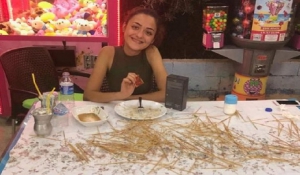 Δείτε την μικροκαμωμένη Τουρκάλα φοιτήτρια που έφαγε 255 σις κεμπάπ
