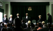Οργή στη Ζιμπάμπουε μετά τα €140.000 που δόθηκαν για... περούκες δικαστών!