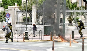 Επεισόδια με μολότοφ στις συγκεντρώσεις στο κέντρο της Αθήνας