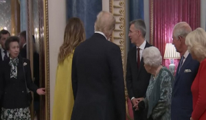 Απίστευτο βίντεο: Η Ελισάβετ μαλώνει την πριγκίπισσα Αννα γιατί σνομπάρει τον Τραμπ