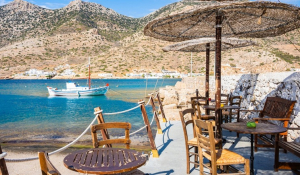 Το ιδανικό για οικογένειες κυκλαδίτικο νησί που εκθειάζουν διεθνή ΜΜΕ: Χαλαρωτική ατμόσφαιρα, κρυστάλλινα νερά