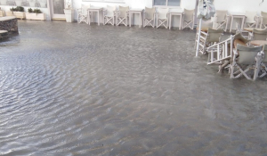 Πάρος: Σπάνια φαινόμενα εξαιτίας της κακοκαιρίας – Πλημμύρισε η πλατεία Βεντουρή στην Παροικία