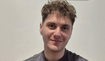 Υποτροφία σε μαθητή που για έξι χρόνια πήγαινε με καΐκι σχολείο από τον Κάλαμο στον Μύτικα: Να έχετε κουράγιο, επιμονή και υπομονή λέει στους νέους (Bίντεο)