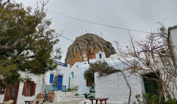 Αμοργός: Ο παραδοσιακός οικισμός της Χώρας που «αγκαλιάζει» το δεσπόζον Κάστρο