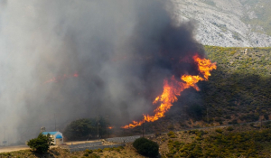 Η Νάξος καίγεται – Δύσκολη νύχτα για τα ορεινά του νησιού