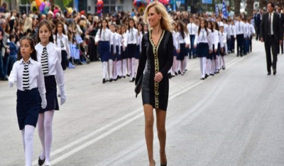 Ναύπλιο: Δασκάλα έκλεψε την παράσταση στην παρέλαση -Με μίνι βραδινό φόρεμα και αέρα μοντέλου