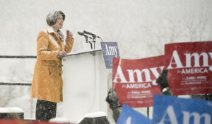 Έιμι Κλομπουσάρ: «Πνιγμένη» στο χιόνι ανακοίνωσε πως ζητά το χρίσμα των Δημοκρατικών για το 2020