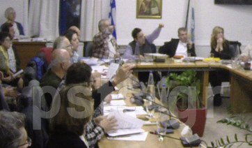 Πάρος: Σόου χυδαιότητας στο Δημοτικό Συμβούλιο με άσεμνες χειρονομίες και βαριά «γαλλικά»!
