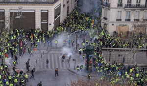 «Κίτρινα Γιλέκα»: Δακρυγόνα και οδομαχίες στο Παρίσι