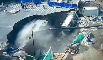 Συγκλονιστικά τεράστια καταβόθρα καταπίνει δρόμο στην Σαγκάη (βίντεο)