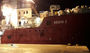 Ναυάγιο «Σαμίνα»: Aυτό είναι το πλοίο που καθαρίζει τη θάλασσα της Πάρου…
