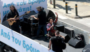 Συναυλία... εν κινήσει από την Αλκηστη Πρωτοψάλτη στις γειτονιές της Αθήνας